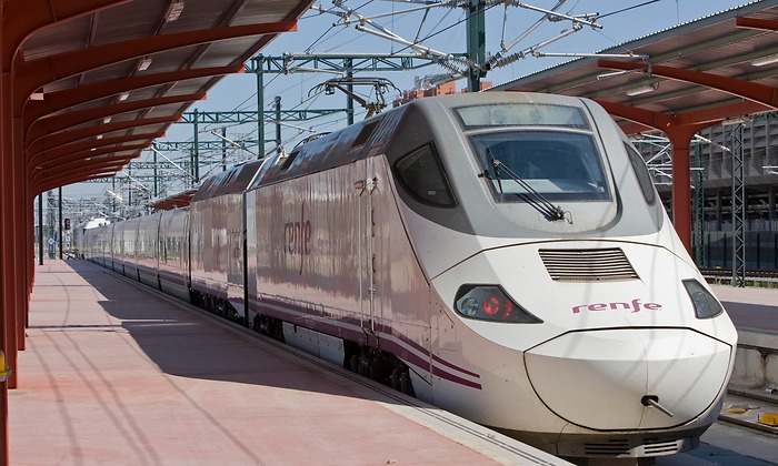 Tren conectado a la catenaria