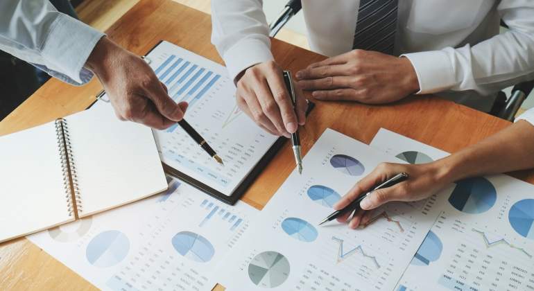 graficos-empresas-manos-dreamstime.jpg