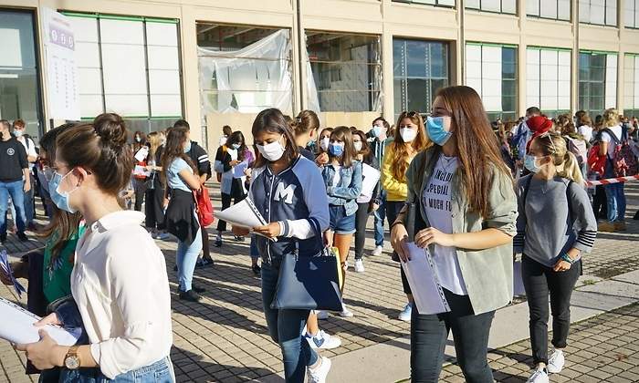 estudiantescon-mascarilla.jpg