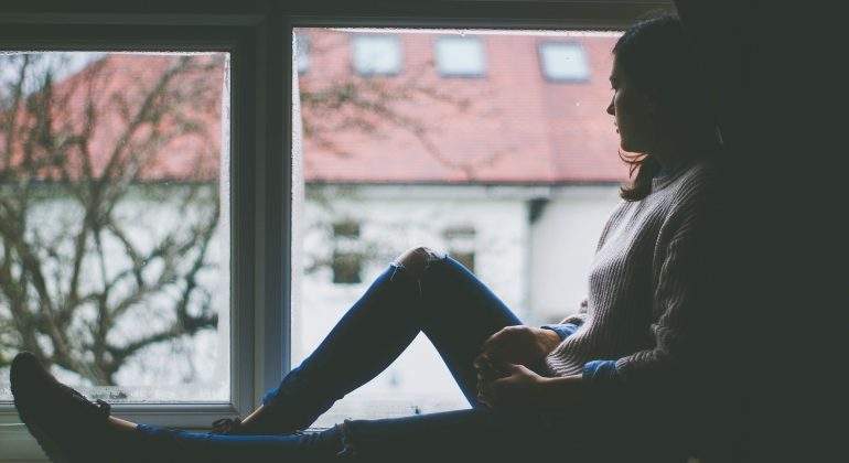 mujer-ventana-pixabay.jpg