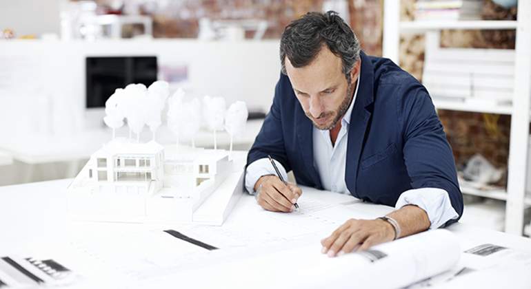Profesional-trabajando-Istock.jpg