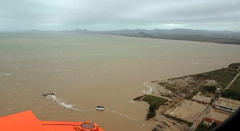 Dos muertos tras estrellarse un avión de enseñanza del Ejército del Aire en el Mar Menor