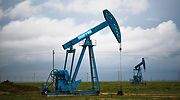 El precio del petróleo recupera un 5% tras el desplome del lunes