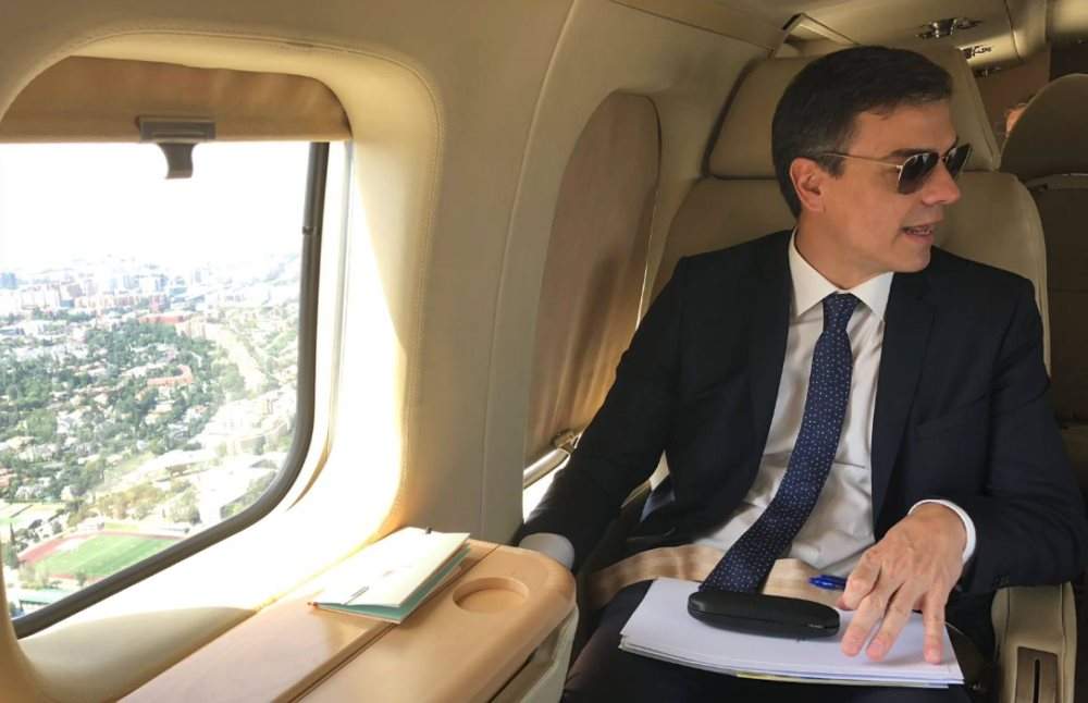 pedro-sanchez-gafas-avion.jpg