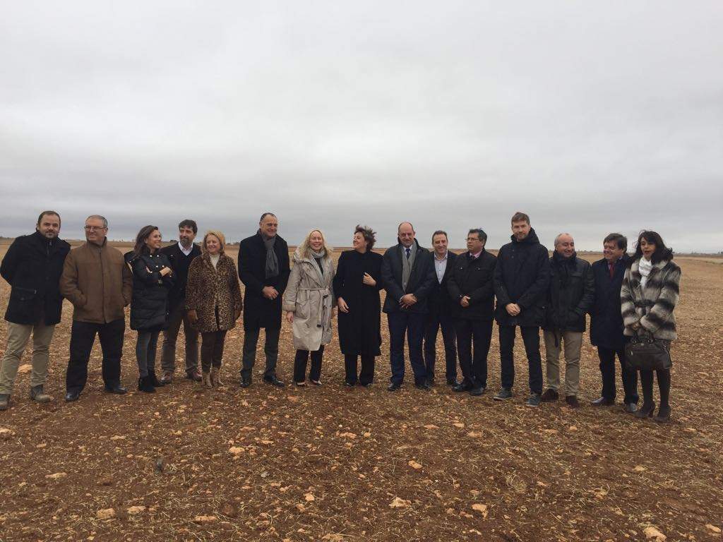 Foto-de-grupo-en-la-plantacion-de-guayule.jpg