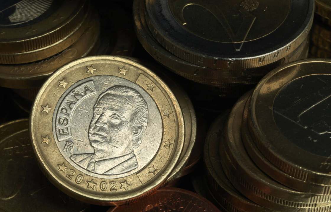 Una moneda de euro con la cara del rey