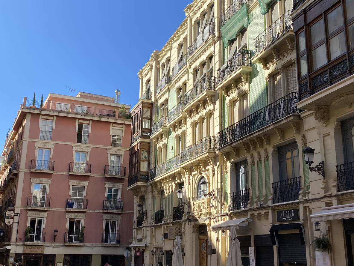 Edificios en la plaza Abad Penalva, en el casco antiguo de Alicante 