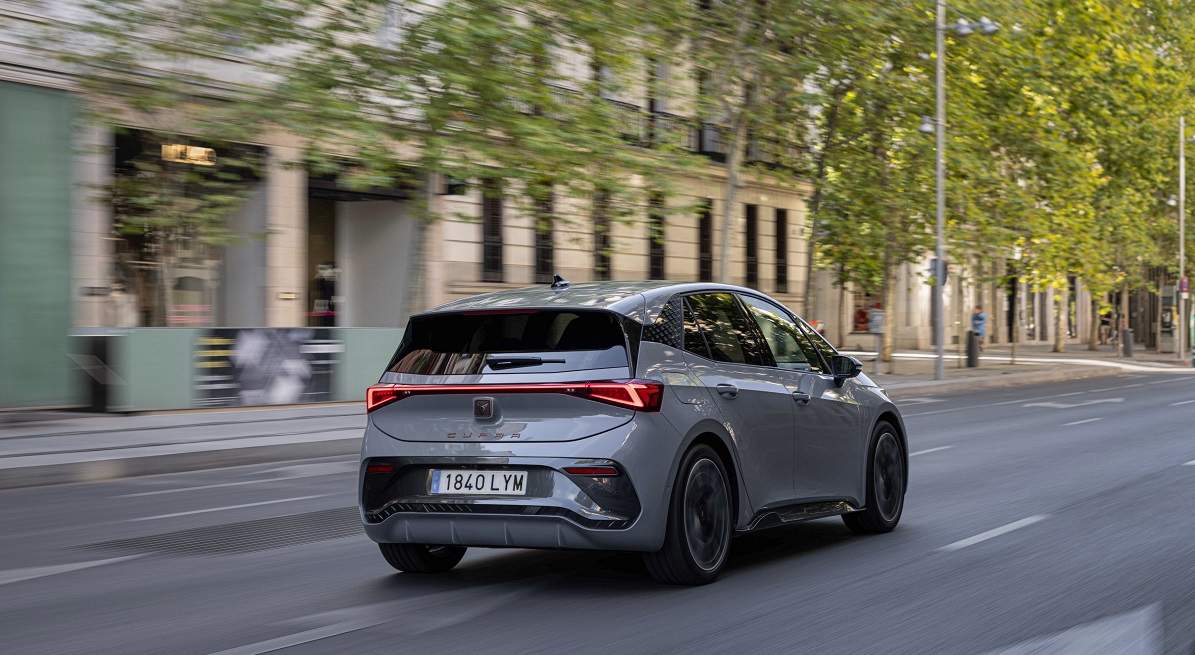 El-CUPRA-Born-amplia-su-gama-y-ya-esta-disponible-con-la-funcion-Plug-Charge_03_HQ.jpg