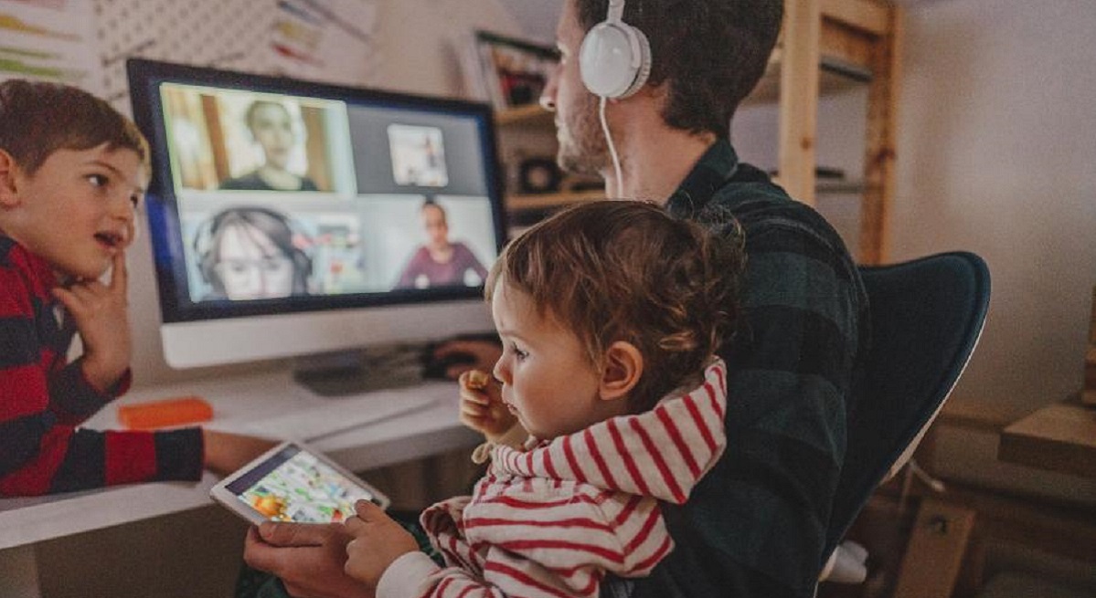1200-x-655-Un-hombre-trabajando-mientras-atiende-a-sus-hijos-iStock.jpg
