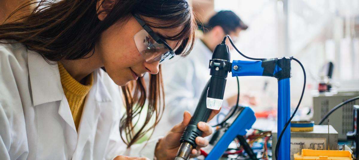 Mujer trabajando en los sectores STEM