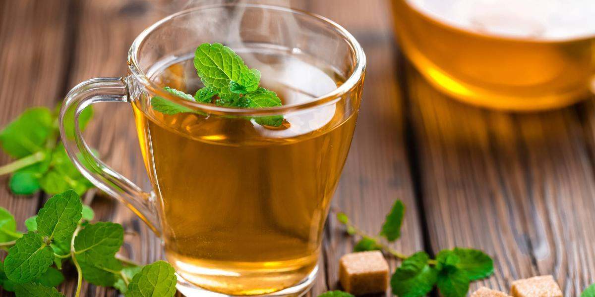 El té de menta es una infusión popular y conocida gracias a su sabor