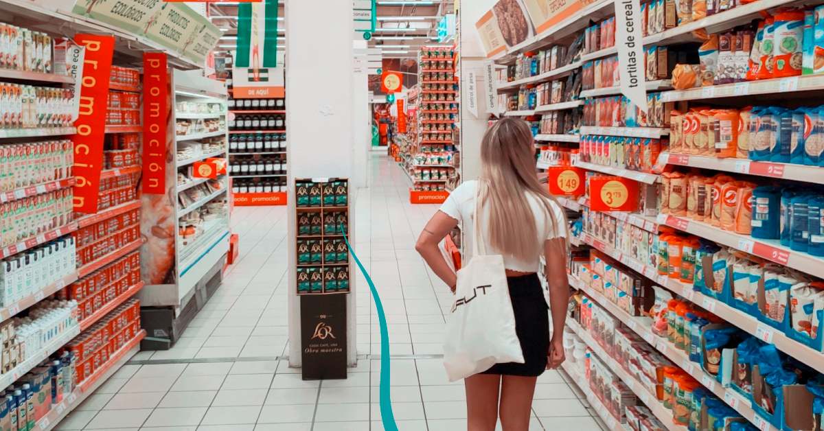 Una persona observa la estantería de un supermercado español
