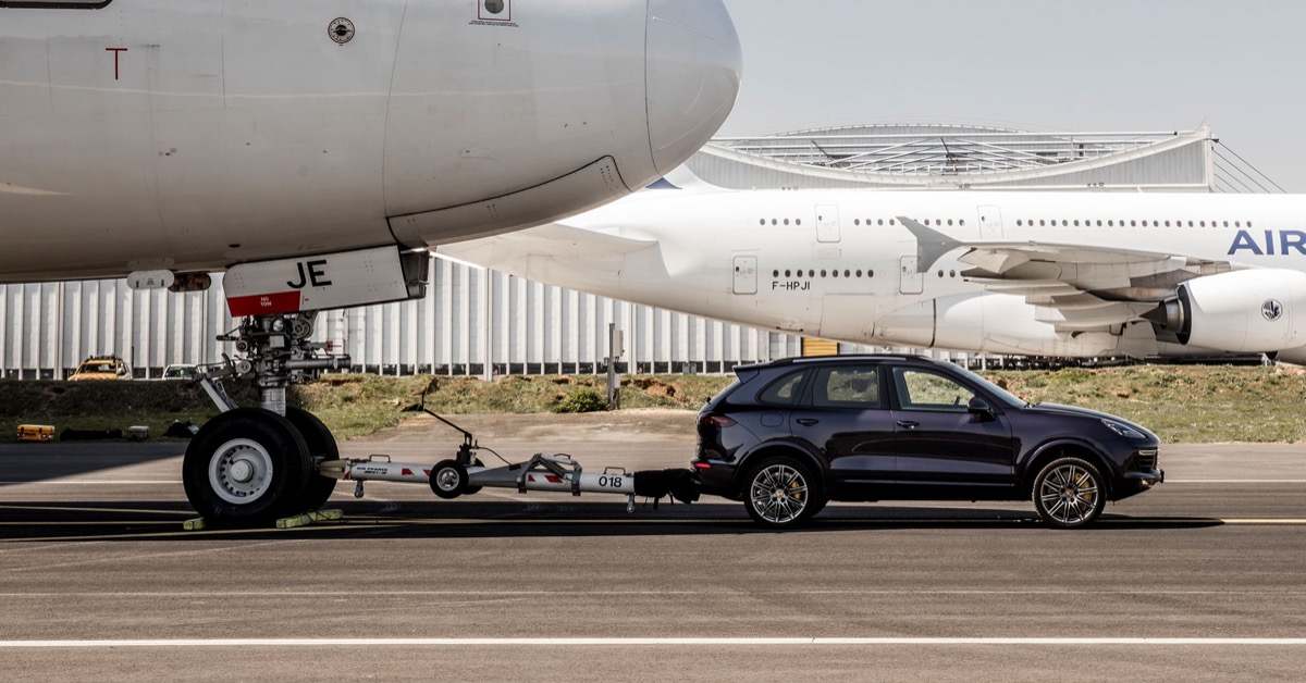 Un Porsche Cayenne Diesel (ya fuera de producción), simulando el arrastre de un avión