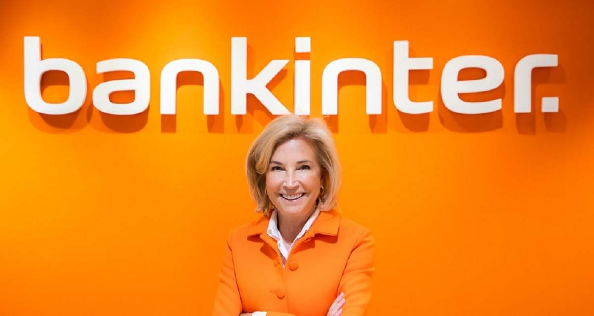 María Dolores Dancausa, presidenta de Bankinter, delante del logo