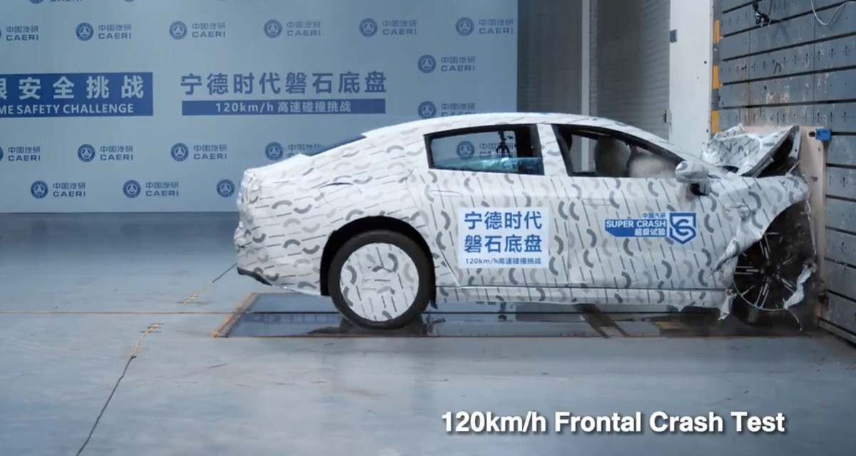 Choque frontal de coche eléctrico con batería CATL
