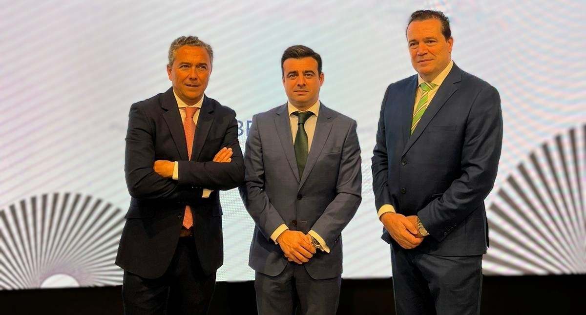 El presidente de CIEM, José Luis Iniesta, en el centro junto, al presidente del Clúster de la Energía de Extremadura, Vicente Sánchez (izq.) y Juan Miguel López (dcha.), uno de los integrantes del colectivo de la energía.
