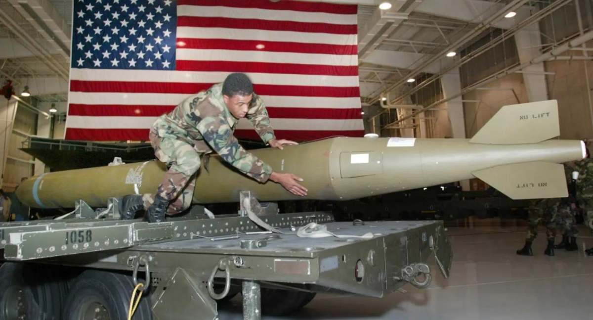Una bomba rompebúnkeres de tipo diferente, la GBU-37 de 2,27 toneladas, siendo inspeccionada por un soldado en una base de la Fuerza Aérea de Estados Unidos