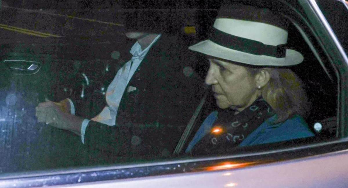 La infanta Elena llega a la cena con su padre y parte de su familia