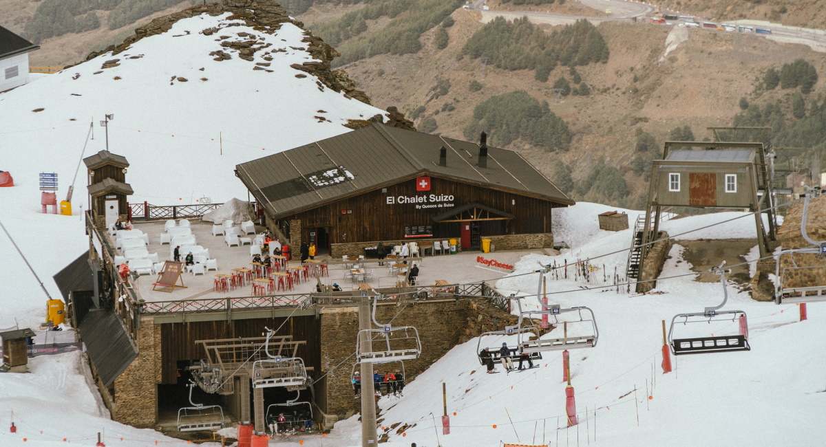 El Chalet Suizo, el primer restaurante propio de Quesos de Suiza en España, situado a 2.500 metros de altura.