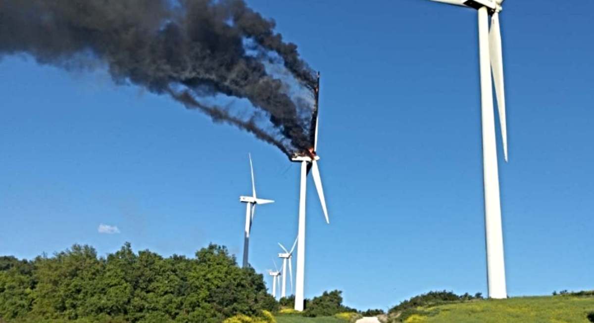 El autogenerador incendiado / Bomberos de Navarra / EP