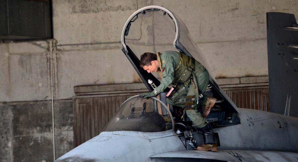 el-piloto-de-un-f-18-de-la-fuerza-aerea-de-espana-completamente-armado-sube-para-despegar-en-una-patrulla-de-la-otan.jpeg