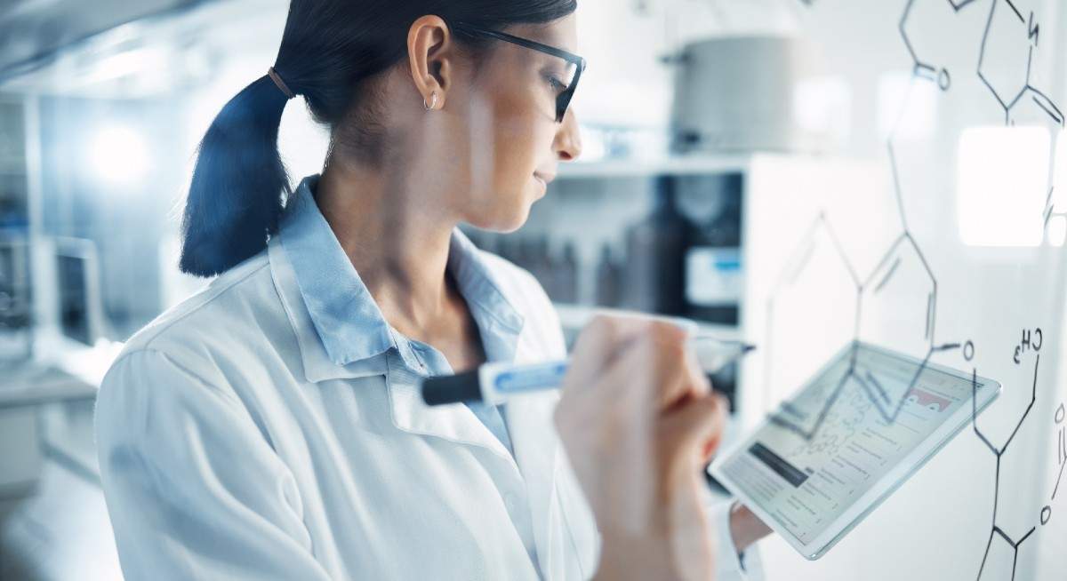 matematica-cientifica-ordenador-mujer-istock.jpg