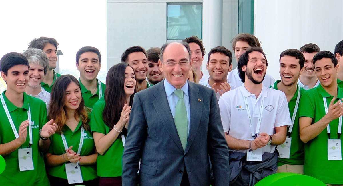 Ignacio-Galan-con-jovenes-1.jpg
