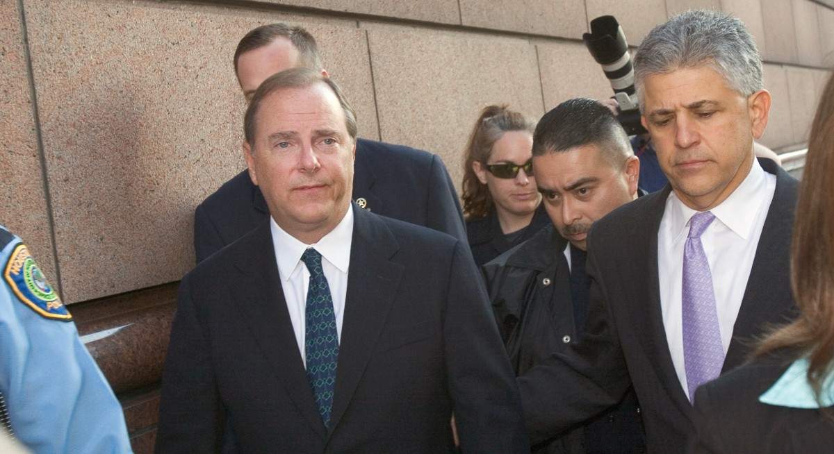 Jeff-Skilling-de-Enron-con-su-abogado-daniel-Petrocelli-REUTERS-RICHARD-CARSON-1200.jpg