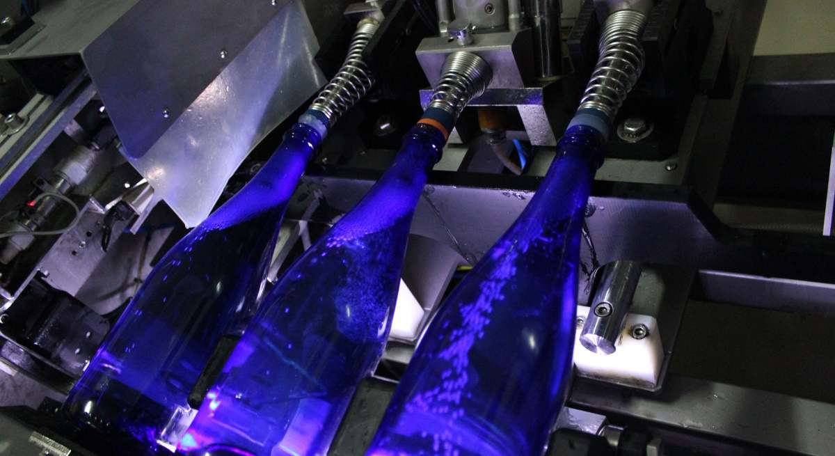 Vino espumoso de la D.O Rias Baixas envasado para la campaña navideña.