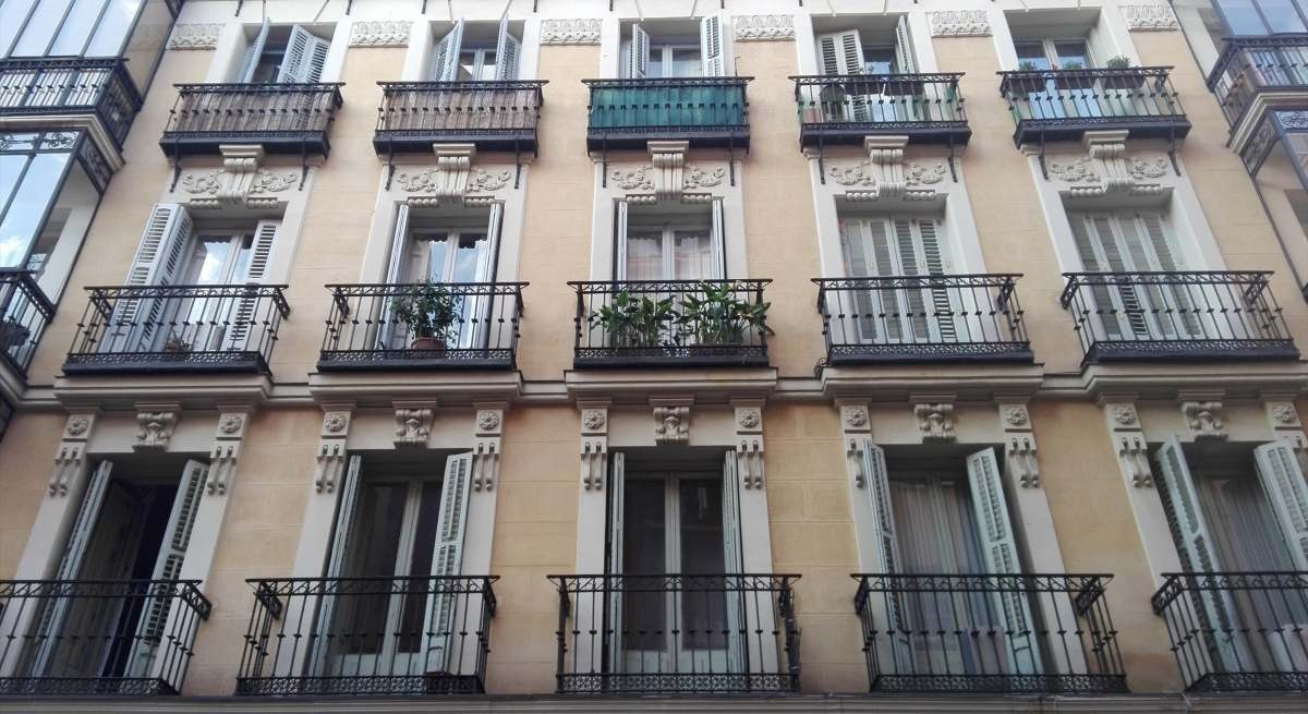 Un bloque de viviendas / EP