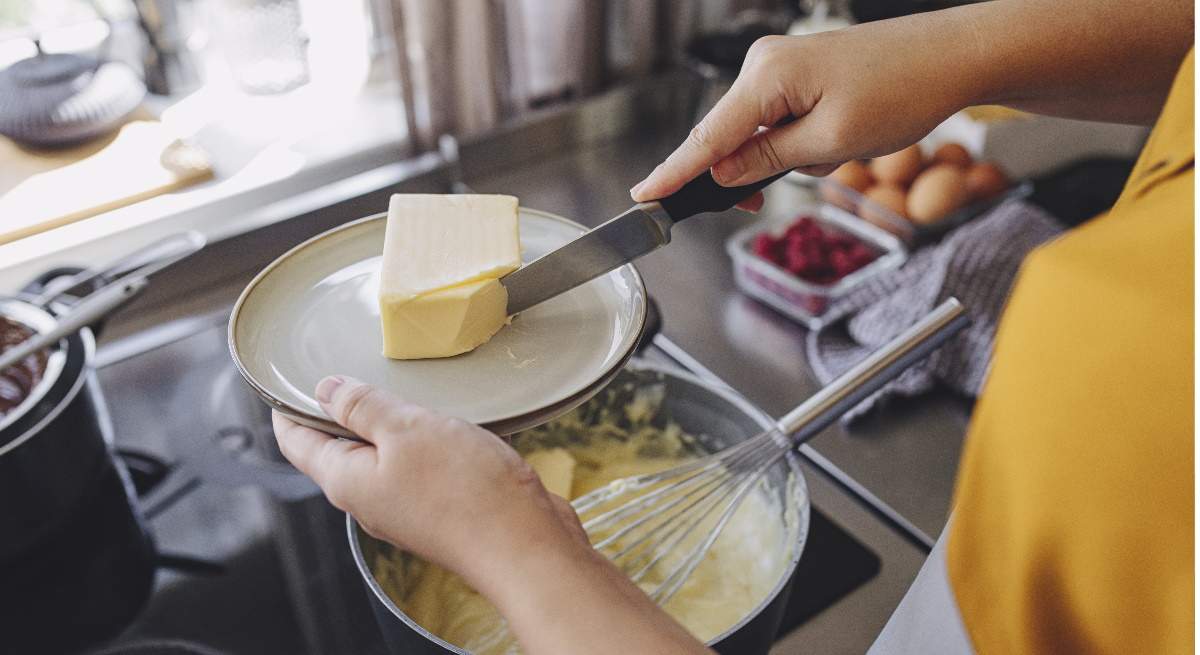 Mujer-cocinando-con-mantequilla--iStock.jpg