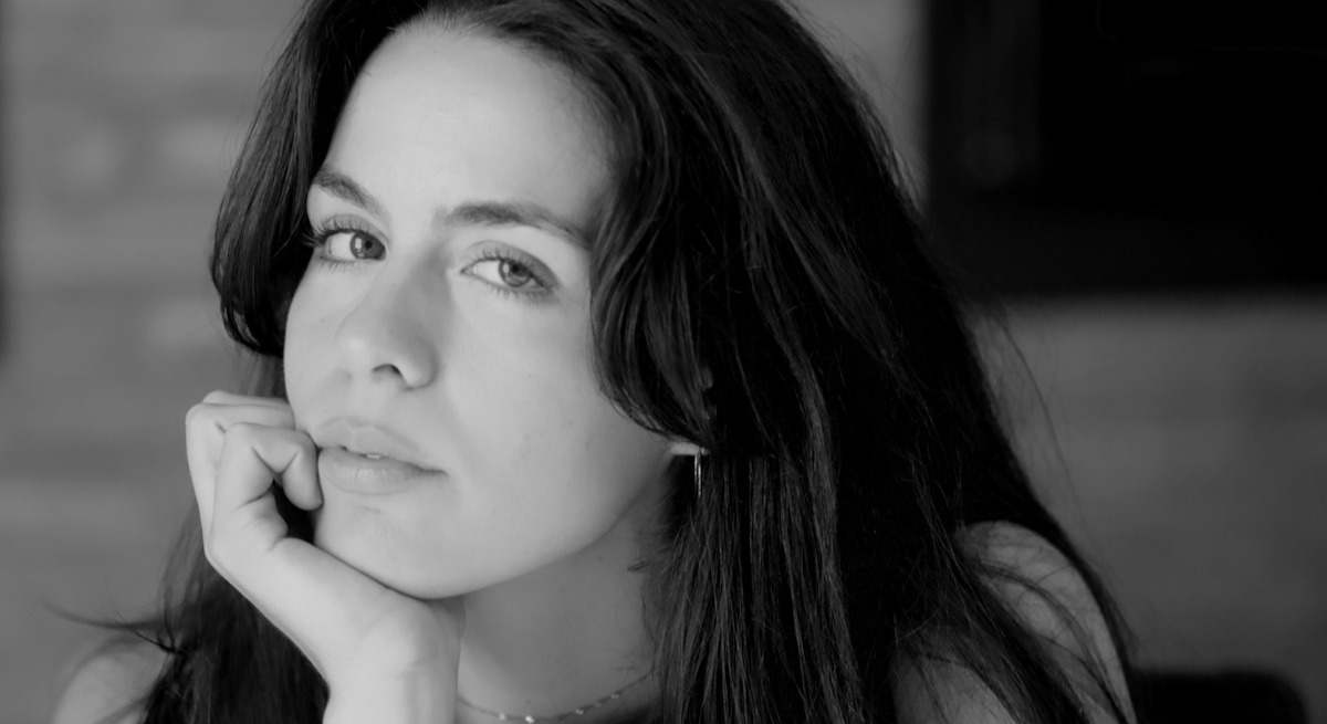 La escritora Adriana Murad Konings, en una imagen promocional de su novela 'Los idólatras y todos los que aman' (Anagrama).