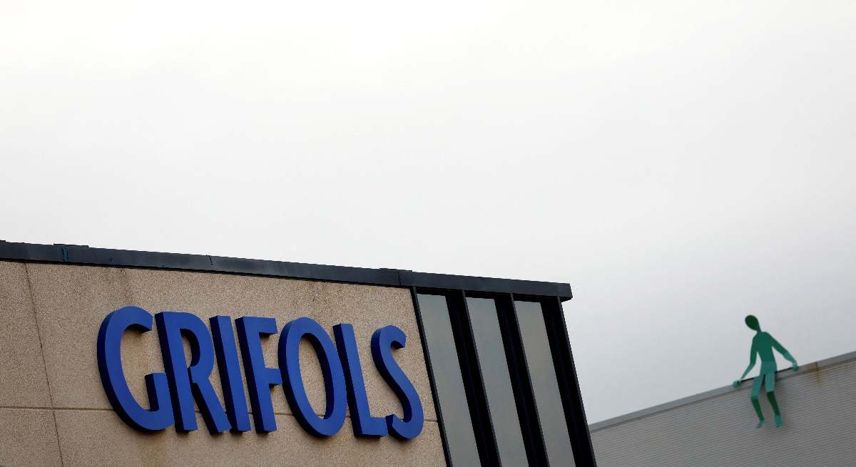 grifols-letras-azules-edificio-muneco-reuters-1200x655.jpg