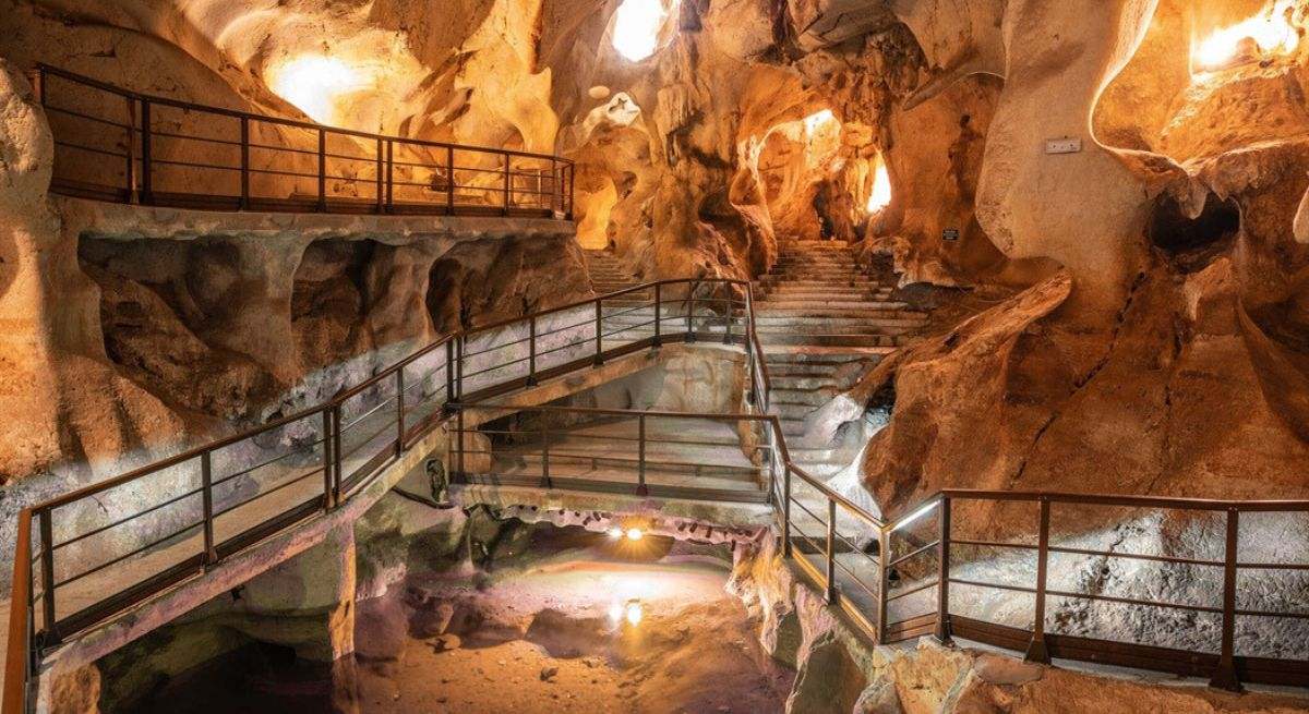 Interior de la cueva con pasarelas para acceder a las distintas cámaras