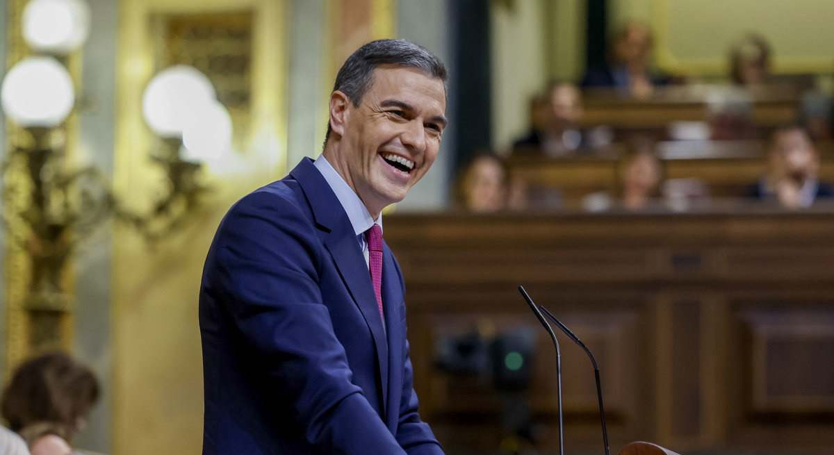 Pedro Sánchez sonríe en el estrado durante su intervención en el pleno de investidura.