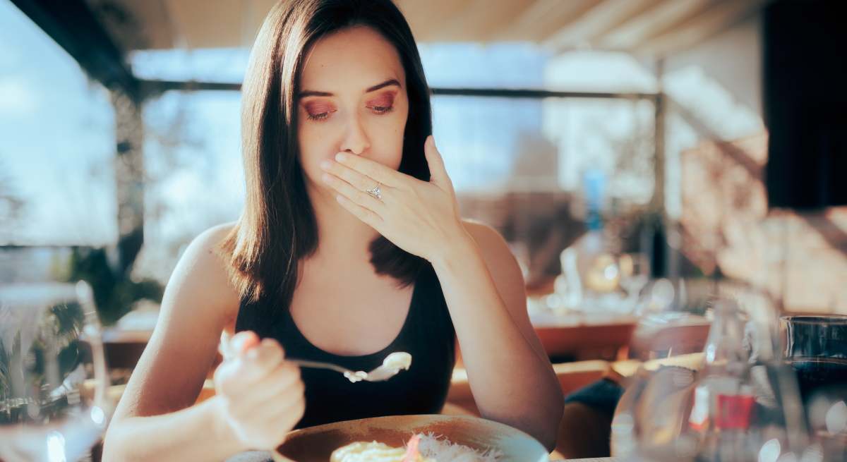 mujer-comida-enferma-istock.jpg