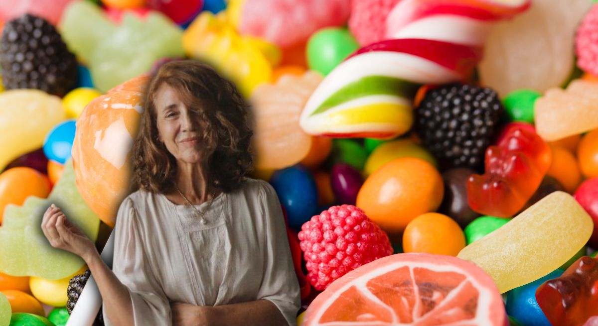 Paula Saiz de Bustamante, nutricionista, con un fondo de dulces