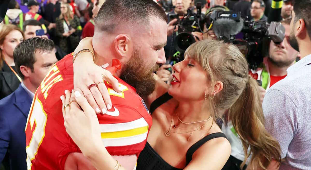 El beso de Taylor Swift a Travis Kelce 