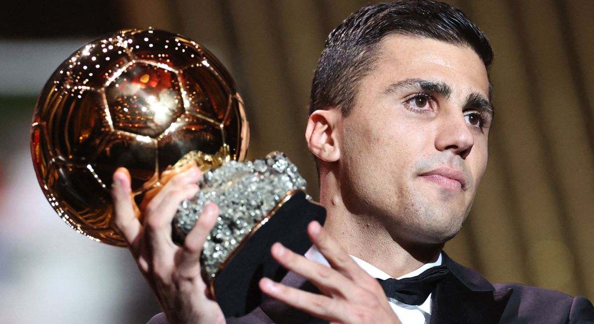 El futbolista Rodri Hernández vestido de esmoquin recogiendo el balón de oro