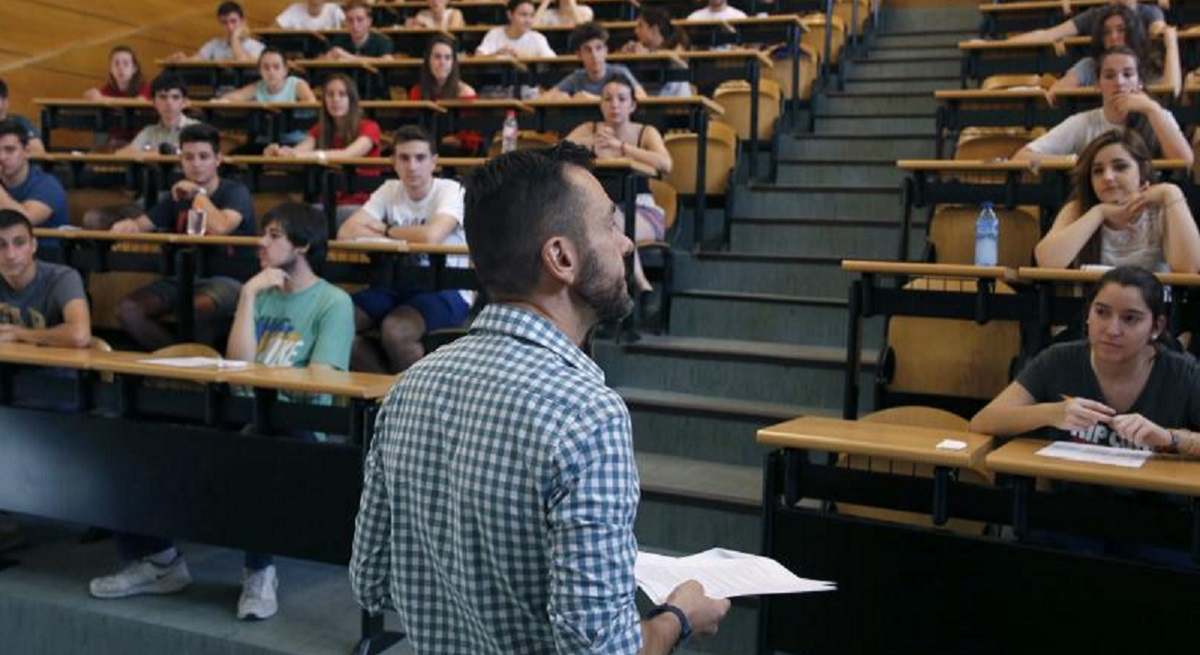 1200-x-655-Profesor-impartiendo-clase-EFE.jpg