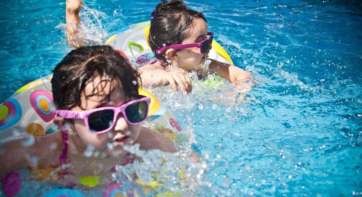 niños en una piscina