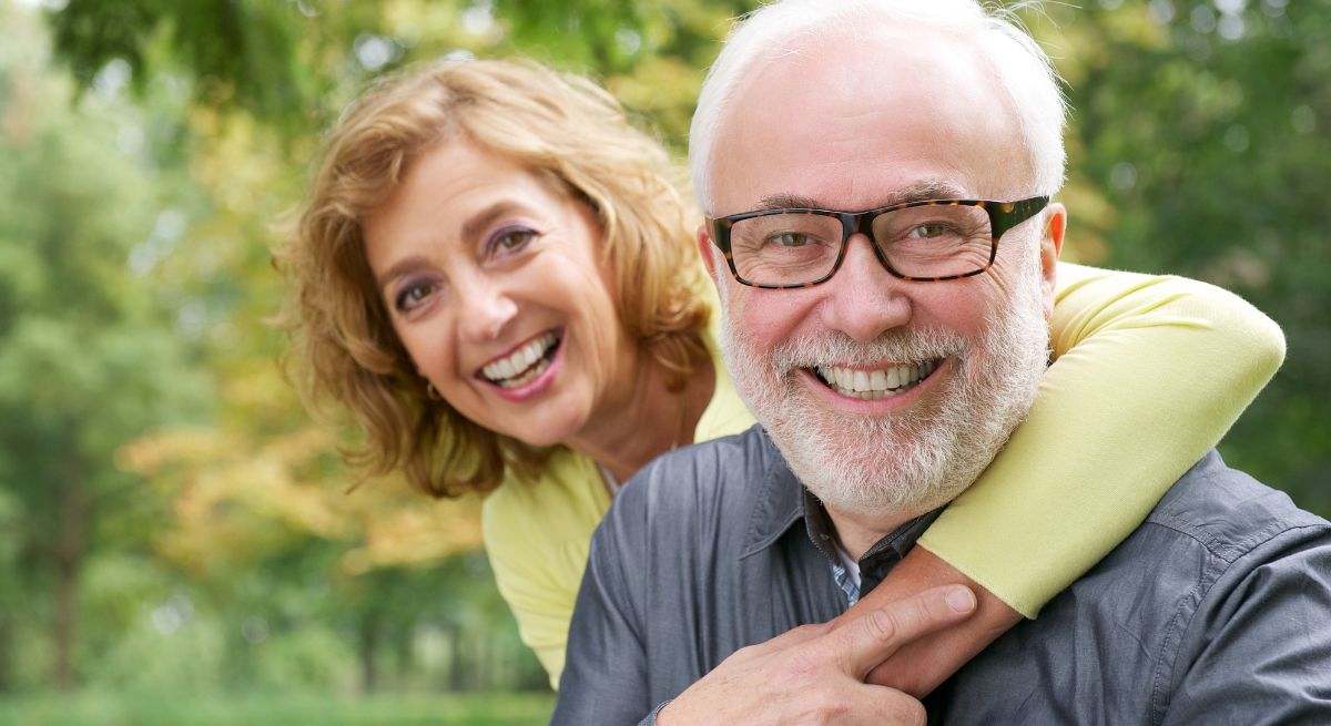 Una pareja mayor que se abraza y sonríe