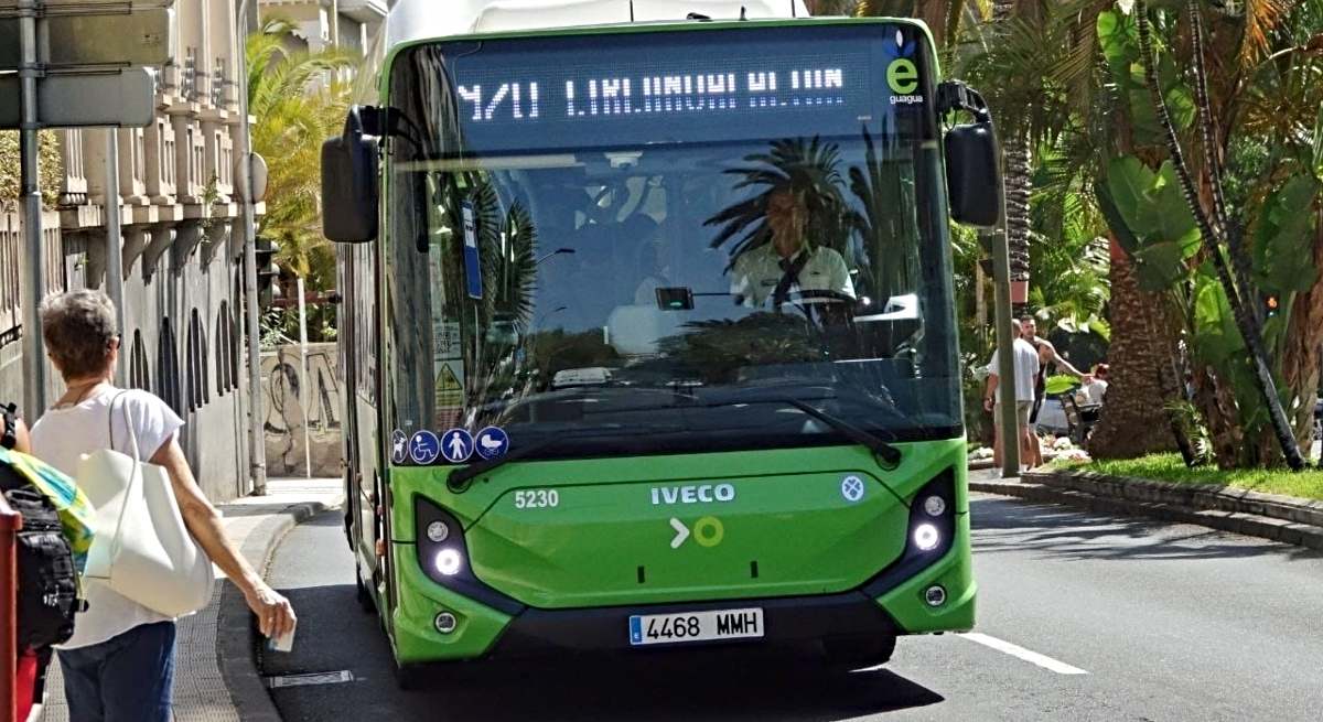 Bus de Titsa circulando por la Rambla de Santa Cruz / EP