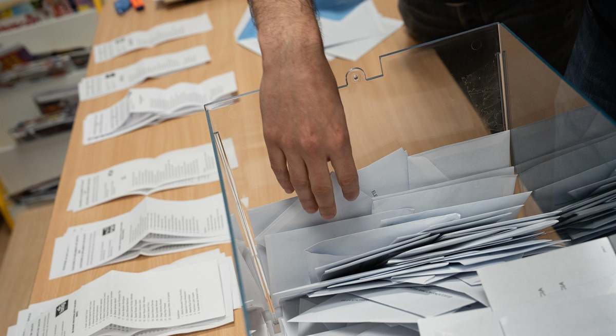 Mesas electorales preparadas durante el 18F.