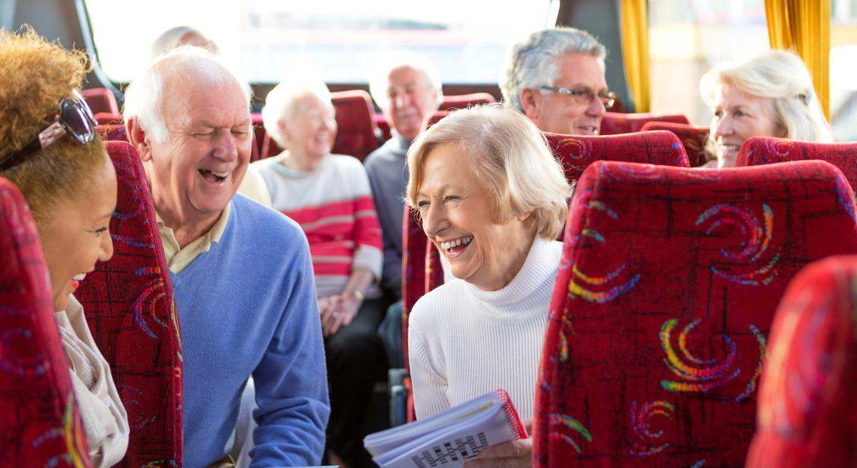un grupo de personas viaja en autobús