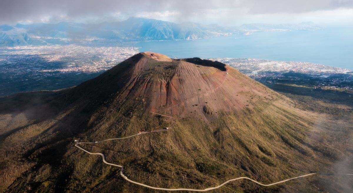 El comino de carretera para llegar a la base del Monte Vesubio