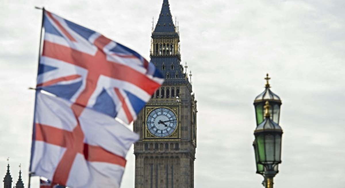 Banderas del Reino Unido e Inglaterra ante el Big Ben