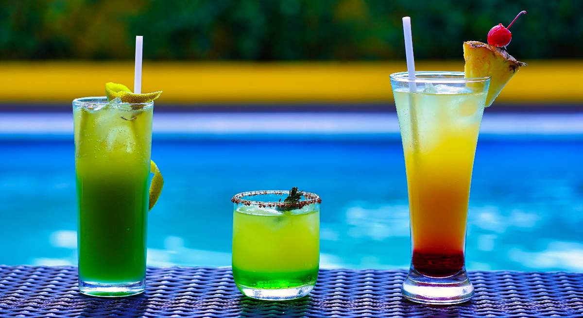 coctel-piscina-alamy.jpg