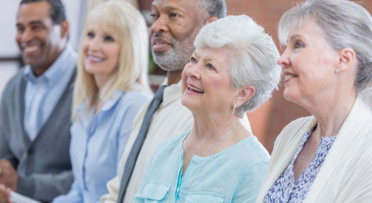 Personas de avanzada edad sonríen ante la cámara