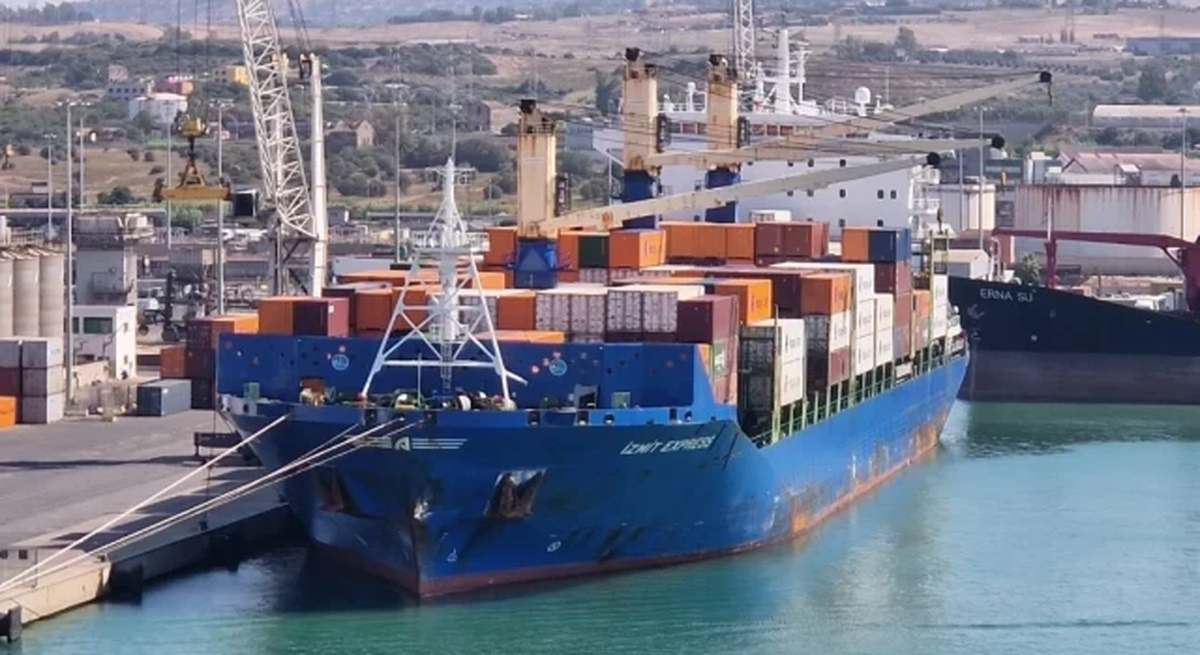 El buque 'Izmit Express' atracado en Guixar.